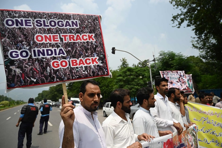 A Pakistani Kashmiri holds a placard during an anti-Indian protest at the diplomatic enclave in Islamabad on August 5, 2019. (Photo by AAMIR QURESHI / AFP)