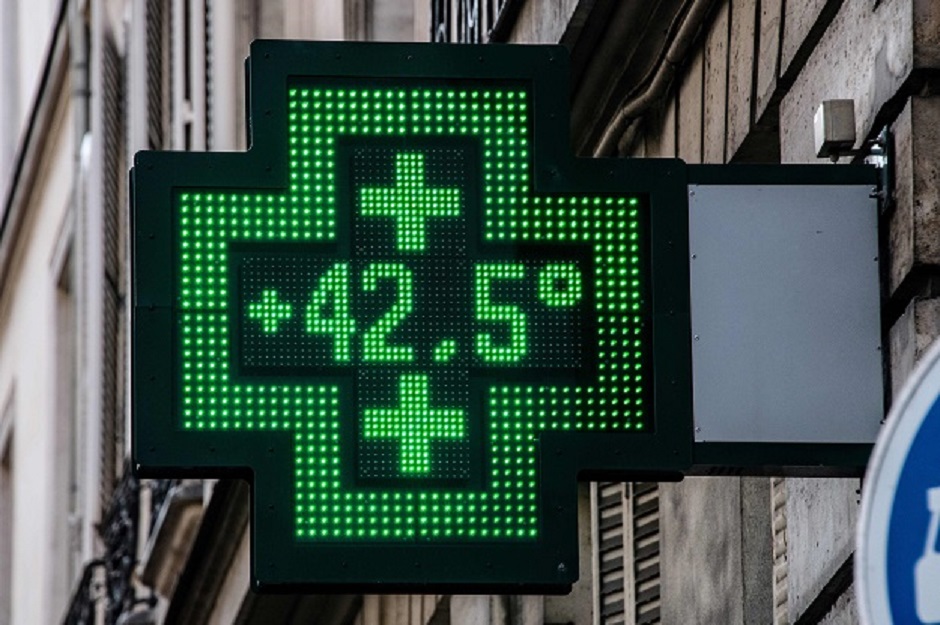 Photo shows a pharmacy thermometer displaying a temperature of 42,5 degrees Celsius, in Paris, as a new heatwave hits the French capital. PHOTO: AFP
