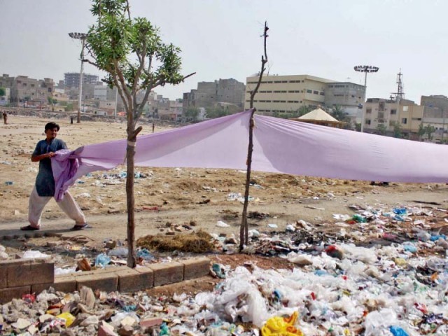 Garbage piles persist to line the streets and grounds of Karachi and block drains in various localities despite the completion of ‘Clean My Karachi’ campaign. The cleanliness drive was launched by the Sindh CM last month, with the objective to leave the metropolis spotless. PHOTOS: ONLINE/PPI