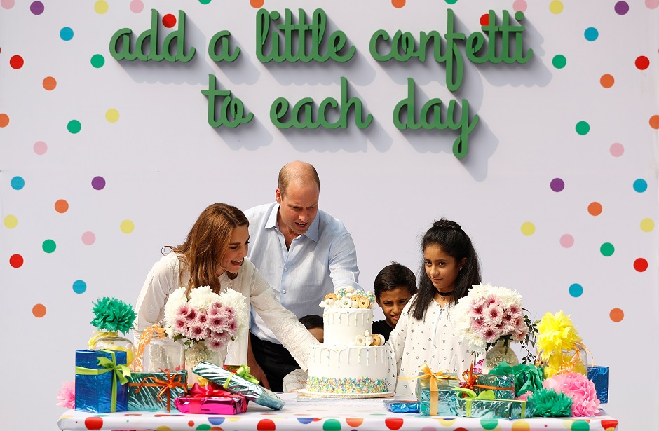 William and Kate cute a cake at SOS Children's village. (Photo: Reuters)