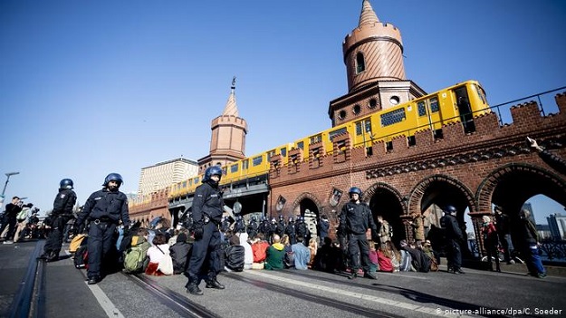 The Extinction Rebellion protests got their start in London, but the movement has also spread to other major cities around the world. On April 15, these activists on the Oberbaum Bridge in Berlin blocked traffic for hours. (Photo: Reuters)