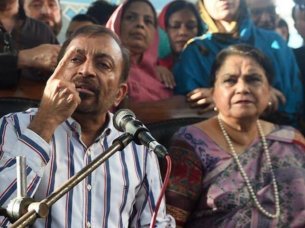 Dr Farooq Sattar announces the decision to disavow Altaf Hussain at a press conference in Karachi. PHOTO: INP