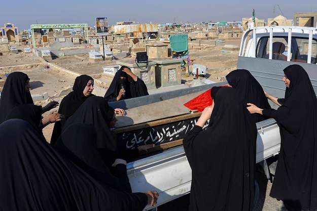 Iraqi women mourn over the coffin of a demonstrator, reportedly killed the day before during anti-government protests in the eastern city of Diwaniya (Photo: AFP)