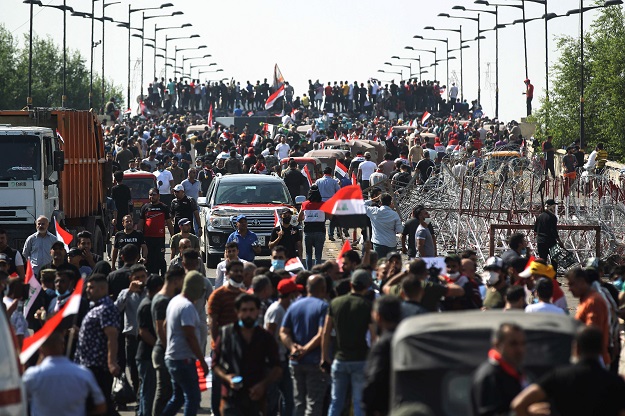 Iraqi protesters gather on the capital Baghdad's Al-Jumhuriyah Bridge on October 26, 2019, during an anti-government protest (Photo: AFP)