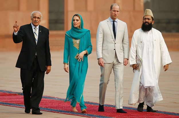 Prince William and Kate walking in Badshahi Mosque. PHOTO: Reuters