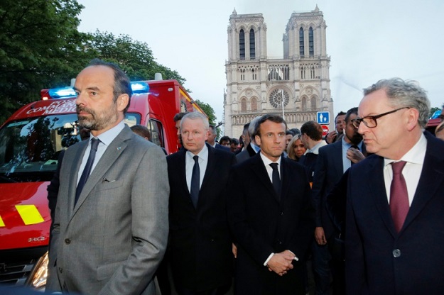 French Prime Minister Edouard Philippe (L) and French President Emmanuel Macron (3rd L) visited Notre-Dame (Photo: AFP)