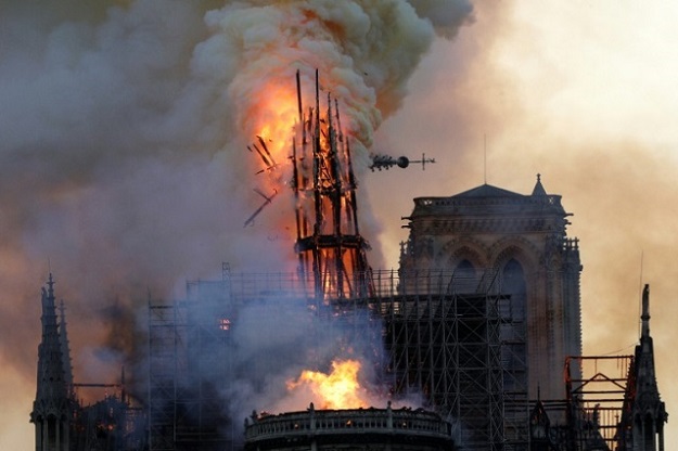 The steeple and spire collapses as smoke and flames engulf the Notre-Dame cathedral (Photo: AFP)