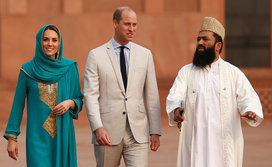 Prince William and Kate Middleton walking in Badshahi Mosque. (Photo: Reuters)