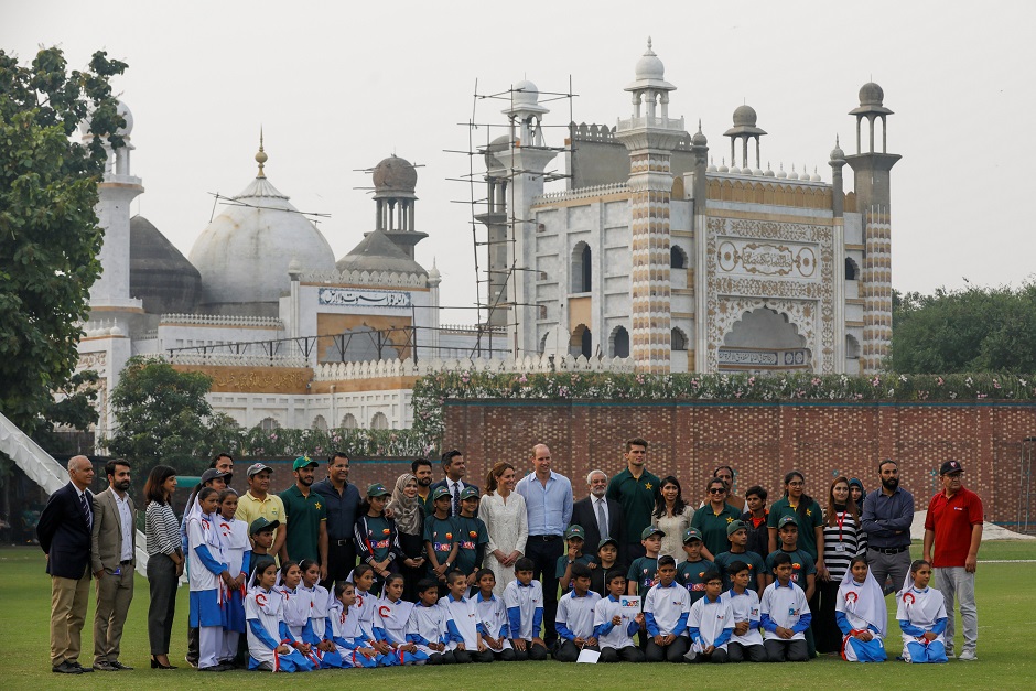 William and Kate pose for a photo with the officials and children participants of the British Council's DOSTI (friendship) program at the National Cricket Academy. (Photo: Reuters)