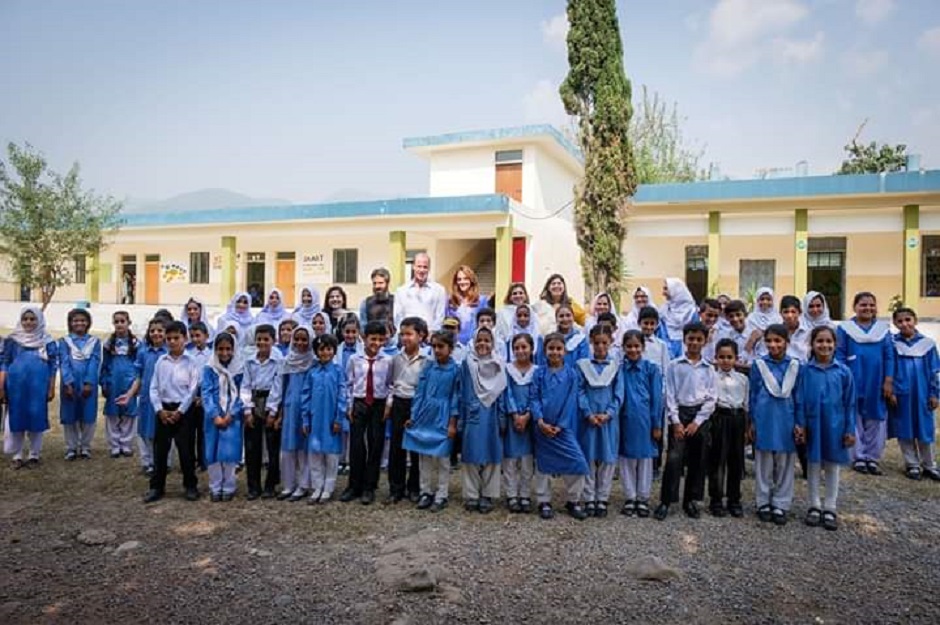 Prince William and Catherine, Duchess of Cambridge pose for a group photo with staff and students at a school during a trip to Islamabad. PHOTO: EXPRESS