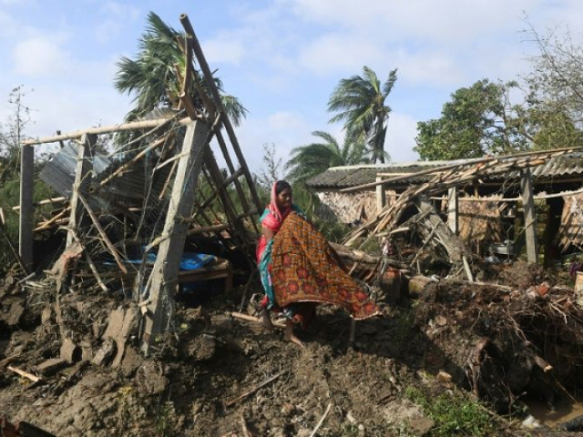 Cyclone death toll rises to 24 in Bangladesh, India | The Express Tribune