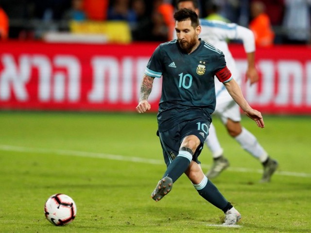 Messi's late penalty gives Argentina 2-2 draw with Uruguay