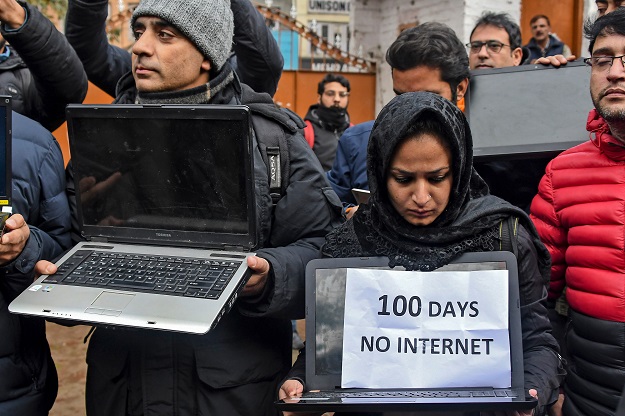 Kashmiri journalists protest against internet blockade put by India's government in Srinagar on October 12, 2019. PHOTO: AFP