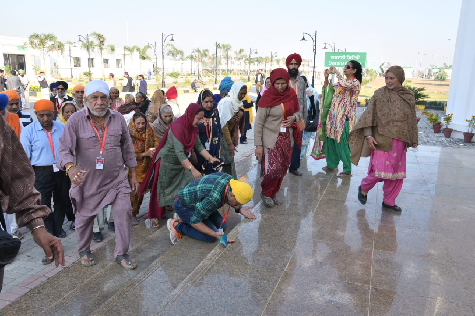 Sikh pilgrims arrive to visits the Shrine of Baba Guru Nanak Dev at Gurdwara Darbar Sahib in Kartarpur, on November 9, 2019. PHOTO: EXPRESS