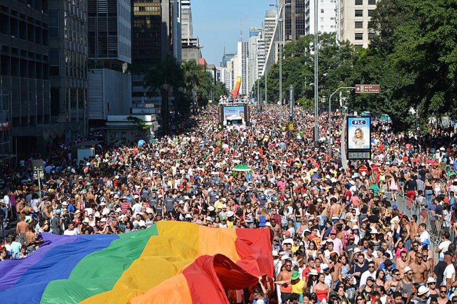 SÃO PAULO, SP, 04.05.2014 – PARADA GAY: A 18a Parada Gay começa na tarde deste domingo na Avenida Paulista e percorre até a Praça Roosevelt em São Paulo. (Foto: Ben Tavener / Brazil Photo Press).