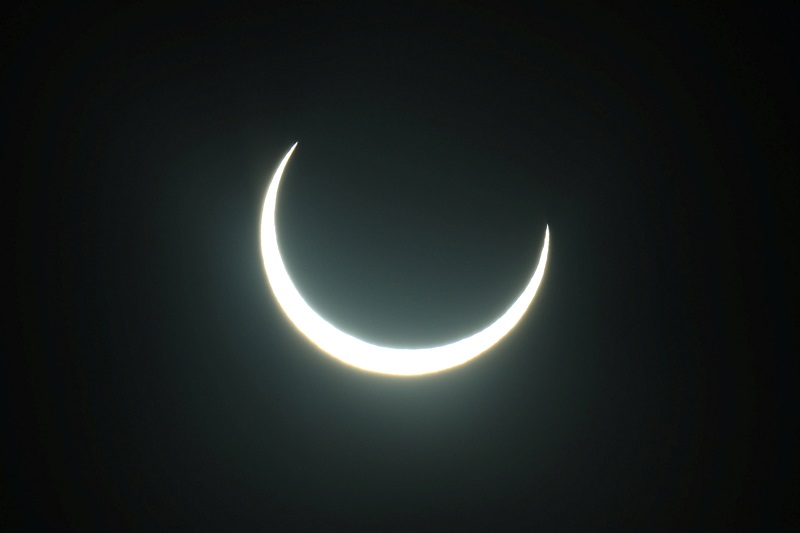  The moon passes between the sun and the earth during an annular solar eclipse in Madinat Zayed in the Al Dhafra region of Abu Dhabi, United Arab Emirates. PHOTO :REUTERS