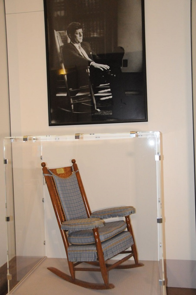 The Kennedy Rocking Chair is displayed at New-York Historical Society (NYHS) with a picture of former U.S. president John F. Kennedy in New York, the United States. PHOTO: Xinhua