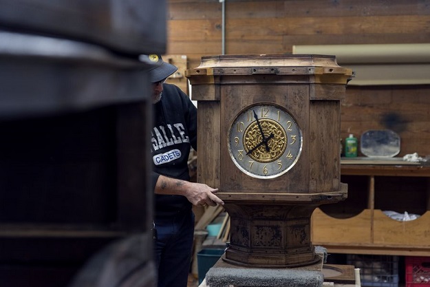 The 1893 World's Fair Clock undergoes cleaning and renovation in New York, the United States.PHOTO: Xinhua