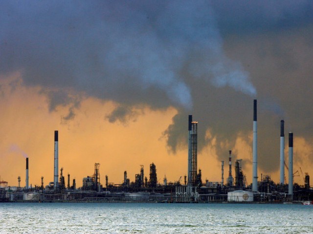 Furnace oil glut dents profits of refineries | The Express Tribune