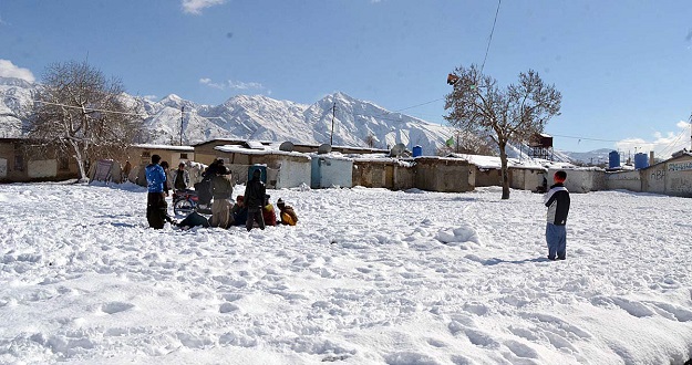 Children playing with snow in Quetta. PHOTO: ONLINE