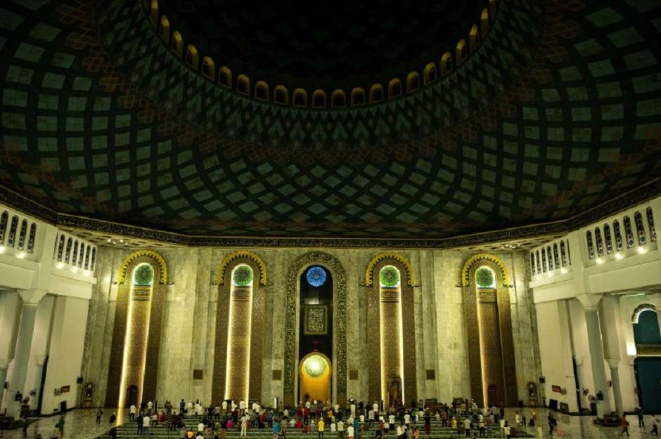 The Indonesian government is planning to launch an app so Muslims can use their smartphone to find the nearest place of worship. PHOTO: AFP