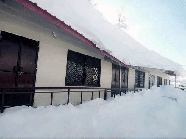 A view of a local school in Alipur as heavy snow pounds the area.PHOTO: EXPRESS/AFTAB HUSSAIN