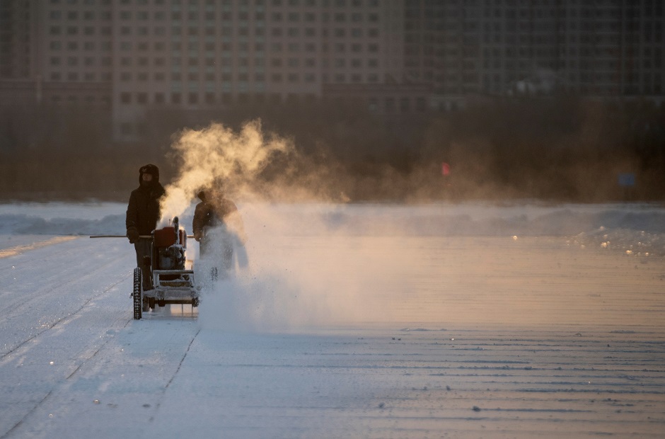 2.This photo taken on December 11, 2019 shows workers cutting into the ice to make blocks on the frozen Songhua river in Harbin, in China's northeastern Heilongjiang province ahead of the Harbin International Ice and Snow Festival. PHOTO: AFP