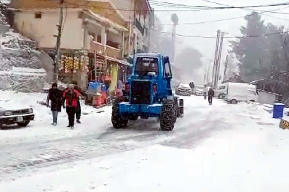 Heavy machinery busy in removing snow road after heavy snowfall of winter season at Nathiagali road in Abbottabad. PHOTO: PPI