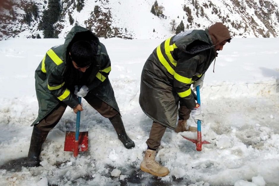 Rescue officials are busy in removing snow from road during heavy snowfall of winter season, in Kaghan valley. PHOTO: PPI