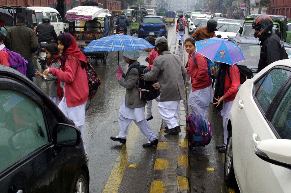 School Students are going back their homes after winter vacation extend in Lahore. PHOTO: PPI