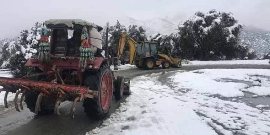 A road covered in snow is removed in Dera Ismail Khan .PHOTO: EXPRESS