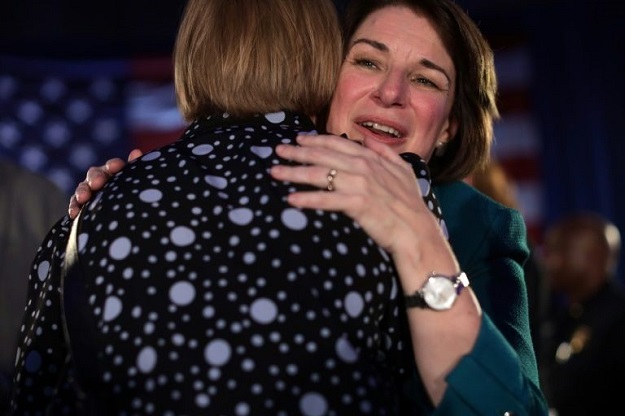 Senator Amy Klobuchar (R), argues that her Midwestern roots and history of reaching across the aisle to Republicans can help her win Iowa and defeat President Donald Trump. PHOTO: AFP