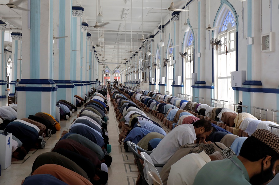 Muslims attend Friday prayer despite lockdown after Pakistan shut all markets, public places and discouraged large gatherings amid an outbreak of coronavirus disease (COVID-19), in Karachi, Pakistan March 27, 2020. REUTERS/Akhtar Soomro
