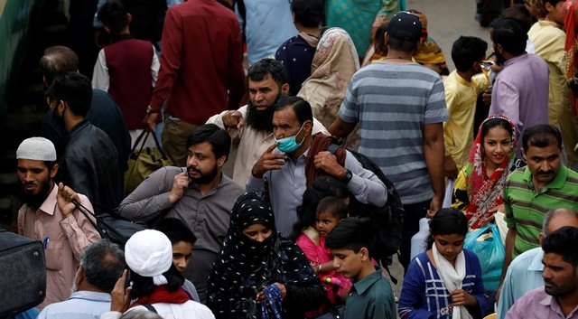 nearly 50 pakistanis yet to take precautionary steps against coronavirus