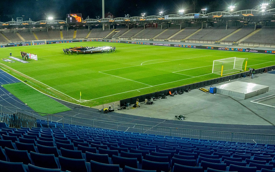 Players of Lask and Manchester United line up prior to the UEFA Europa League last 16, first leg football match Linzer ASK (LASK) v Manchester United in Linz, Austria, on March 12, 2020. - The match is being held behind closed doors due to the new coronavirus COVID-19. PHOTO: AFP