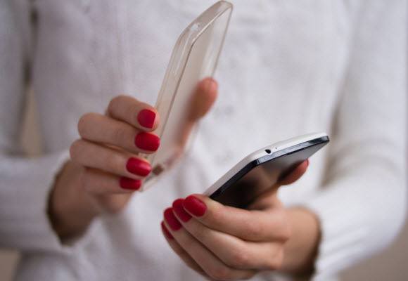 How to clean your phone to help protect against coronavirus - 9 News