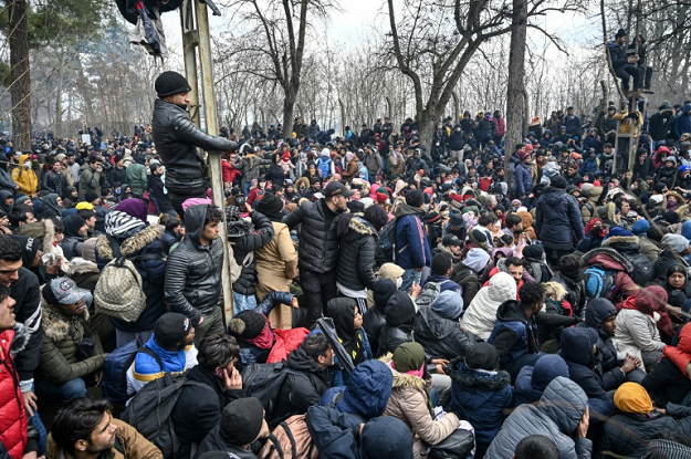 Erdogan said 18,000 migrants have amassed on the Turkish borders with Europe since Friday, adding that the number could reach as many as 30,000 on Saturday. PHOTO: AFP