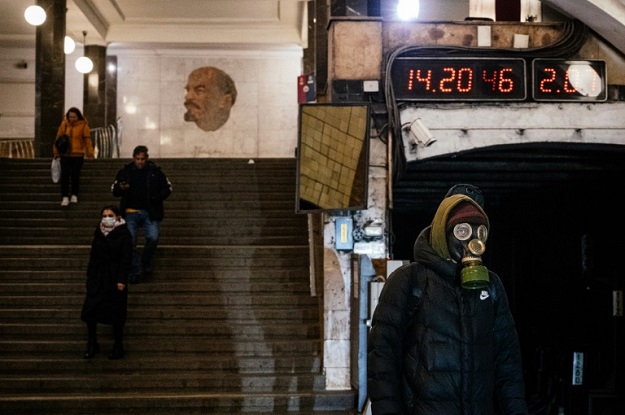 A man wearing a gas mask waits on the platform at the Biblioteka Imeni Lenina metro station in Moscow. PHOTO: AFP 