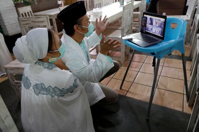 Wedding streamers: Couple takes big day online to keep coronavirus ...