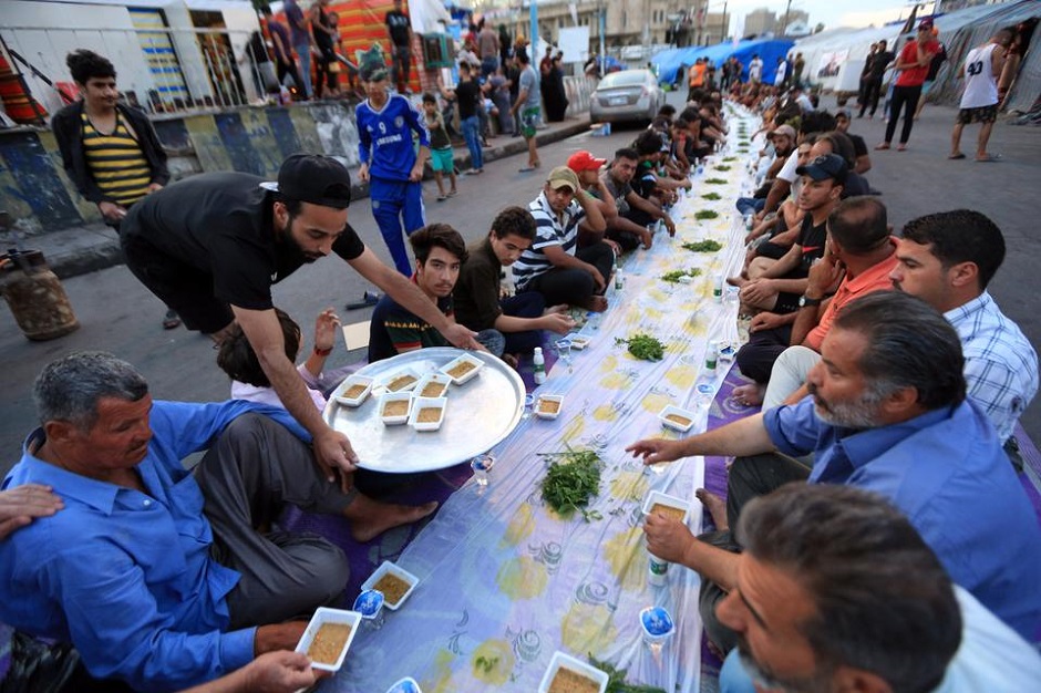 Anti-govt protesters gather for iftar dinner in Baghdad, Iraq on April 26, 2020. PHOTO: ANADOLU AGENCY