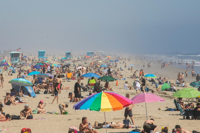 Amid a heat wave, people flock to the Pacific Ocean during the novel coronavirus pandemic in Huntington Beach, California. PHOTO: AFP