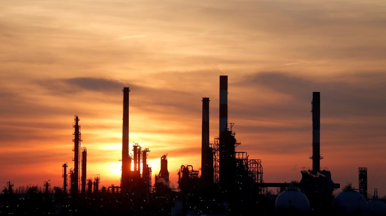 Saudi, Russia reach deal on oil cuts, raising pressure on laggards